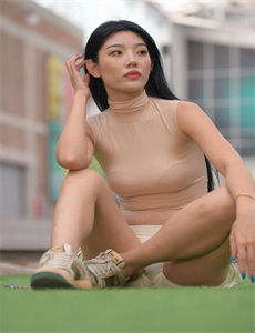 《美国女子趴着打屁股打红-最新一期的天天向上》